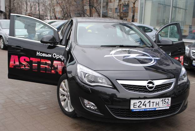 Opel Astra с открытыми дверями