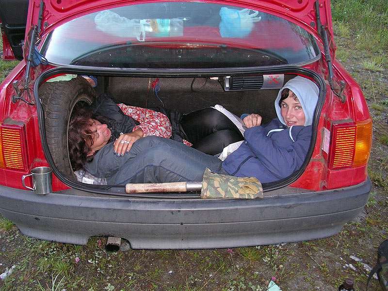 Люди в багажнике фото