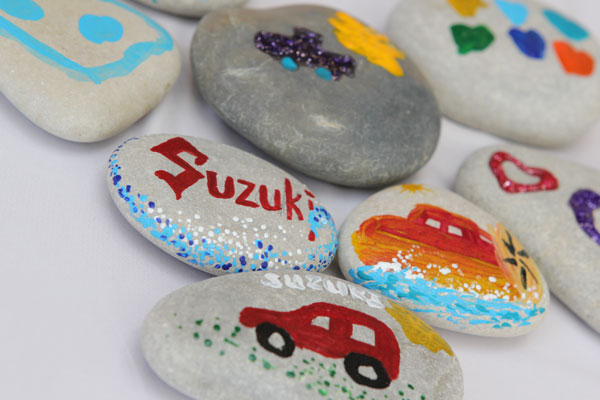 Камушки с рисунками марки машины Suzuki