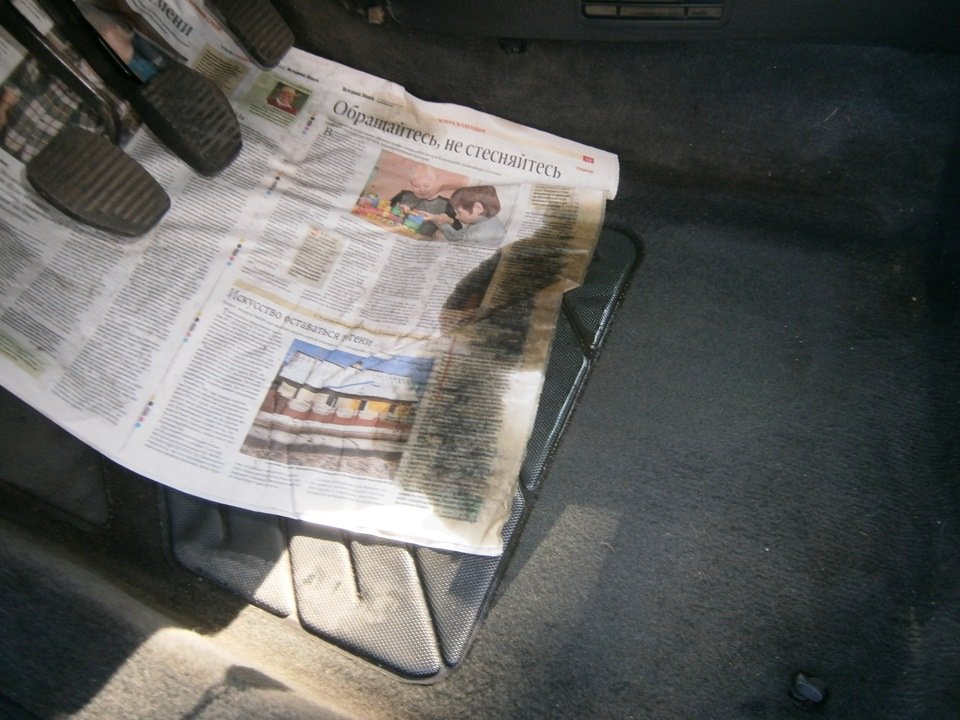 газета в машине