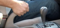 Что произойдет с автомобилем, если затормозить ручником во время движения?