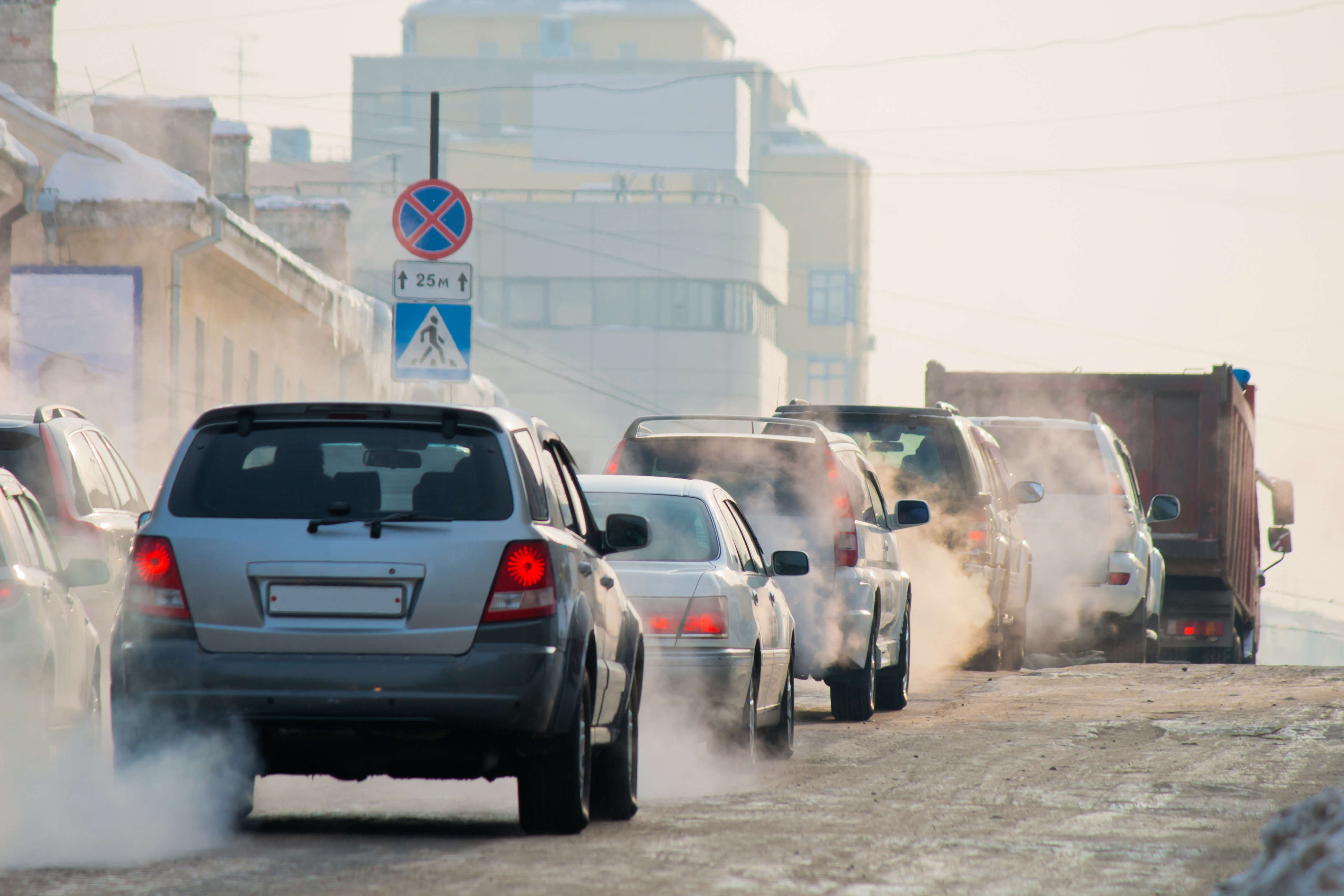 Выхлопные газы машин. Выхлопные ГАЗЫ автомобилей. Автомобили загрязняют воздух. Выхлоп машины. Загрязнение окружающей среды машинами.