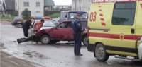 Водитель иномарки сдавал назад и сшиб пожилую женщину во дворе в Нижнем Новгороде